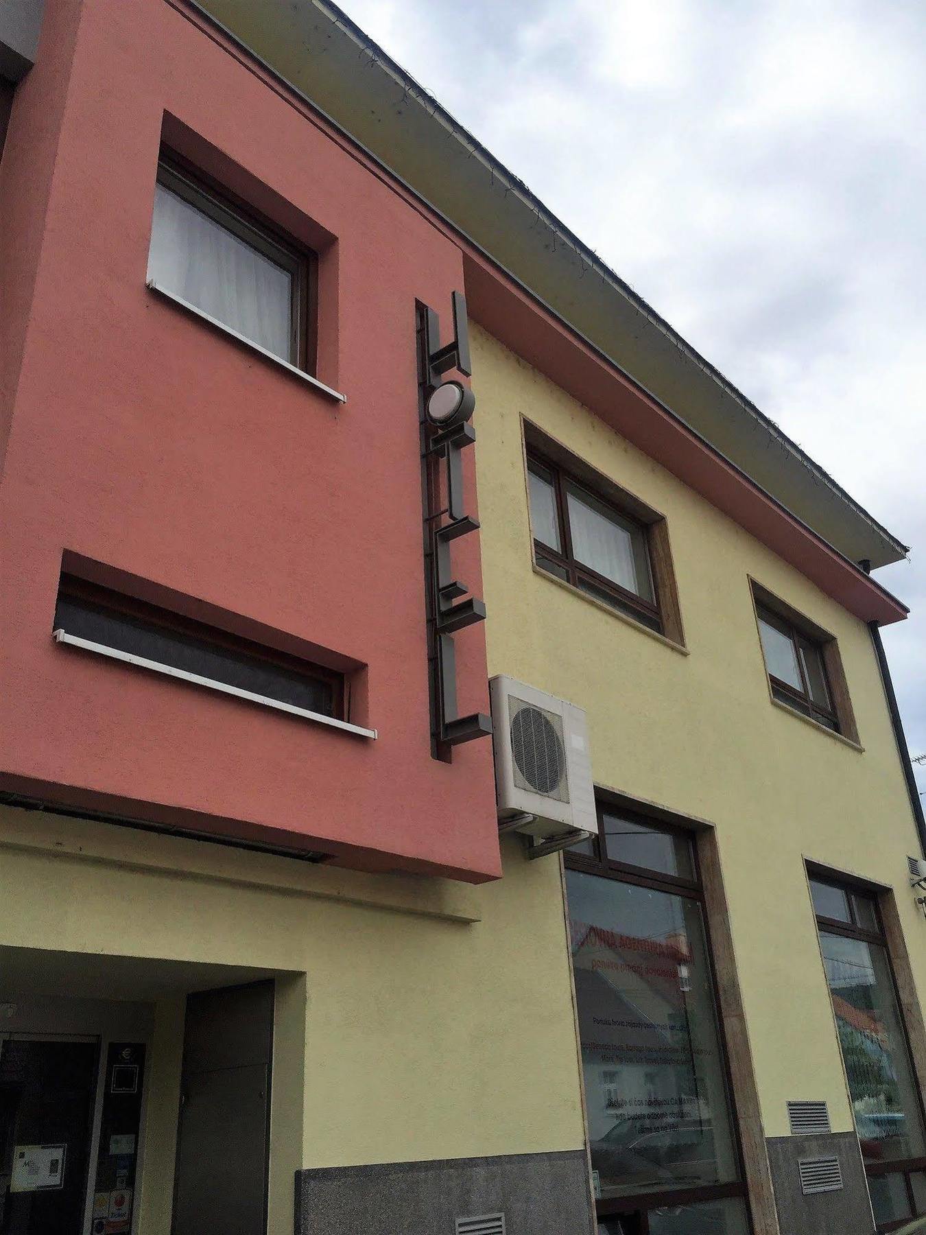 Hotel Maxim Svaty Jur Bagian luar foto