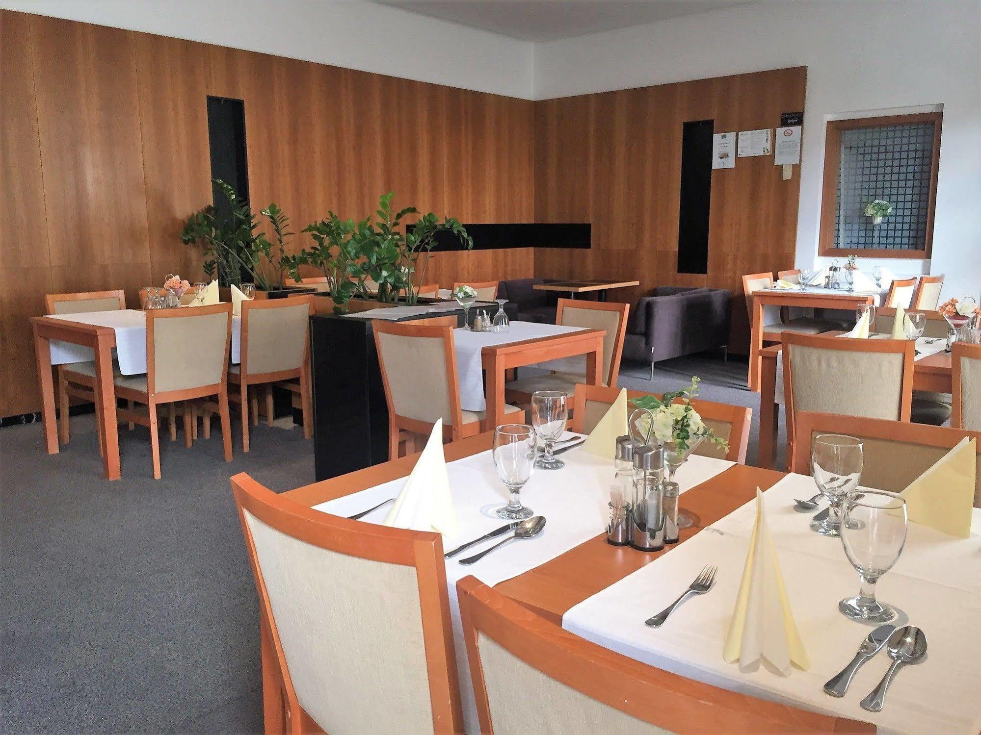 Hotel Maxim Svaty Jur Bagian luar foto
