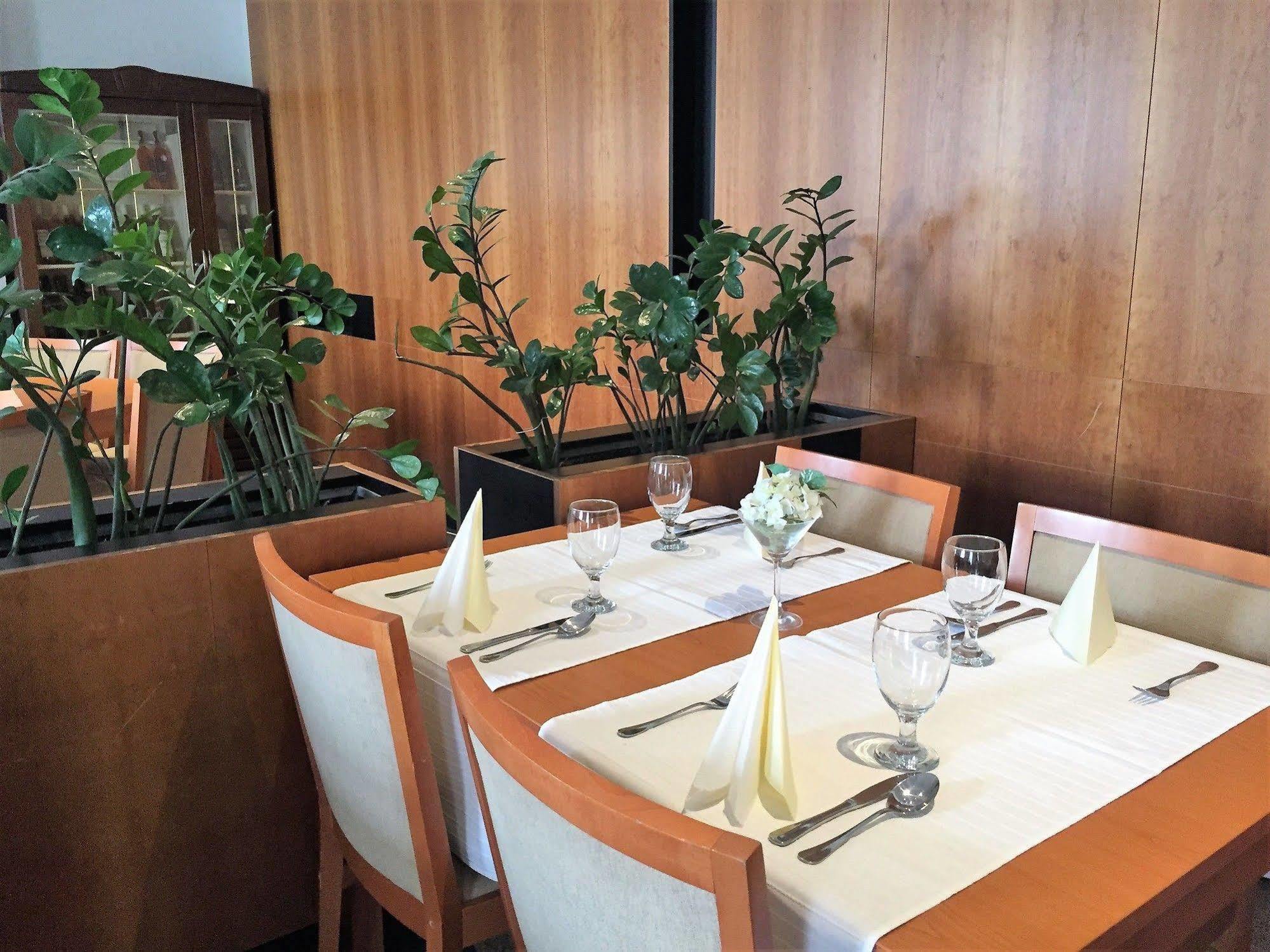 Hotel Maxim Svaty Jur Bagian luar foto