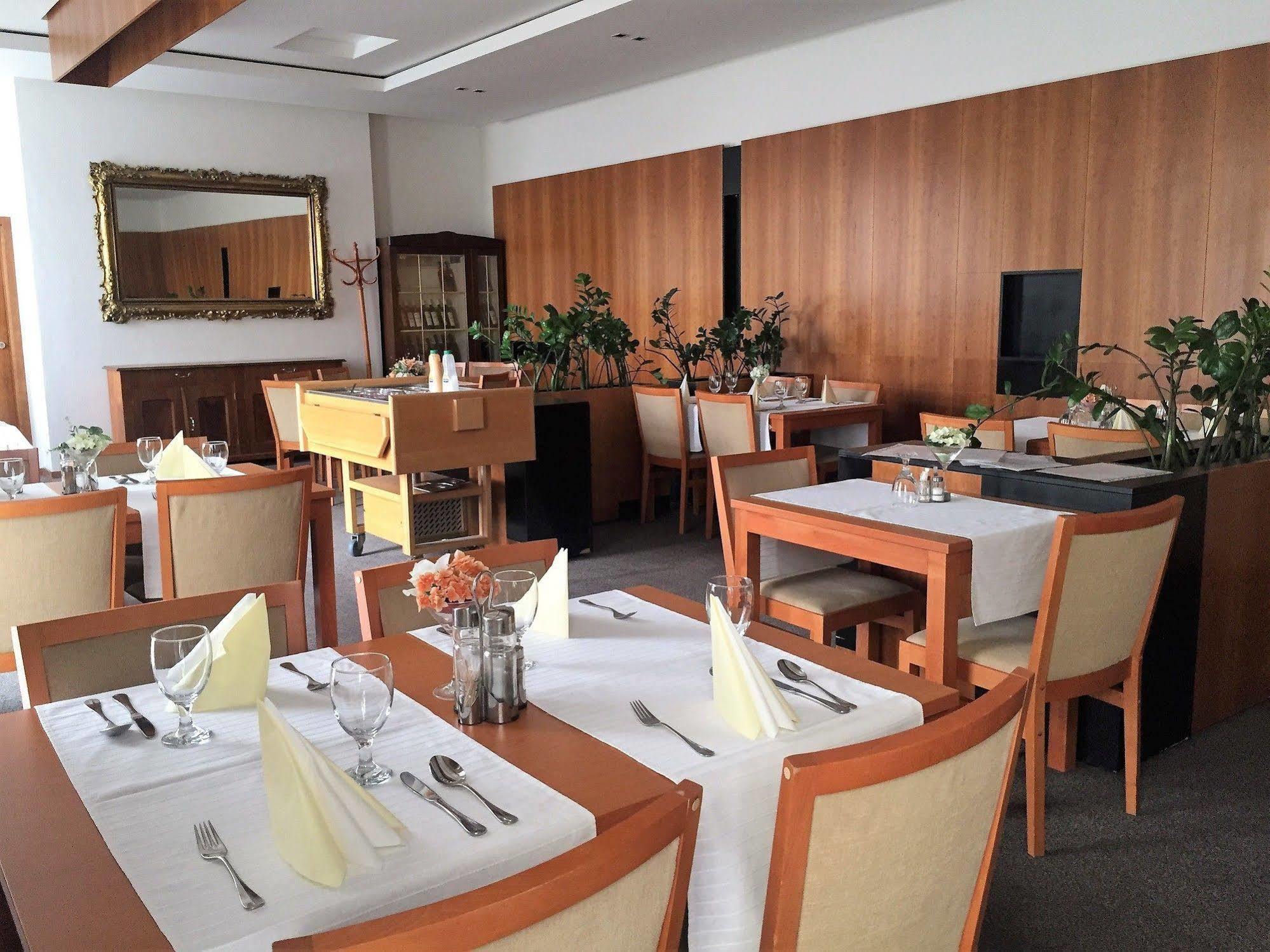 Hotel Maxim Svaty Jur Bagian luar foto