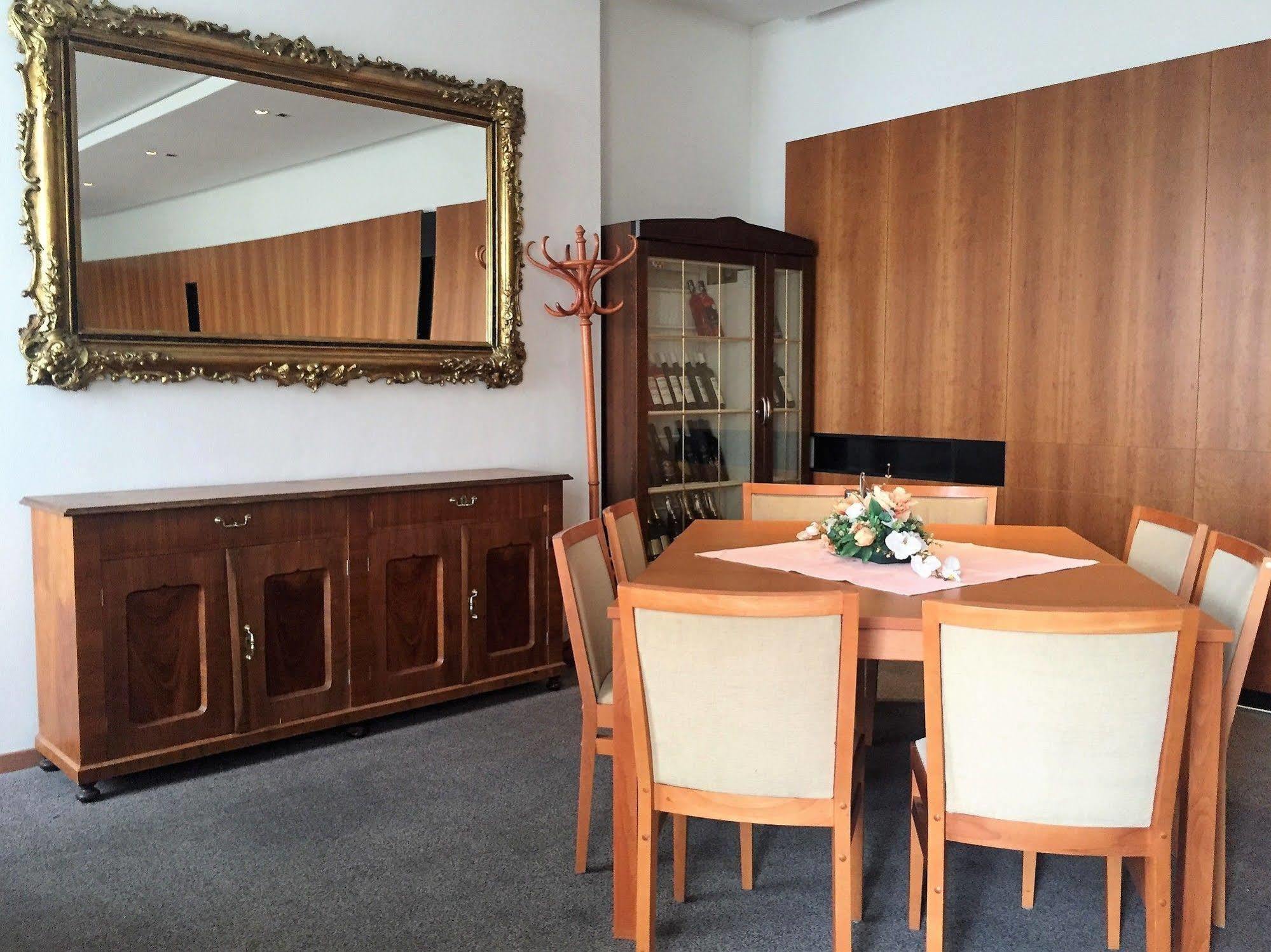 Hotel Maxim Svaty Jur Bagian luar foto