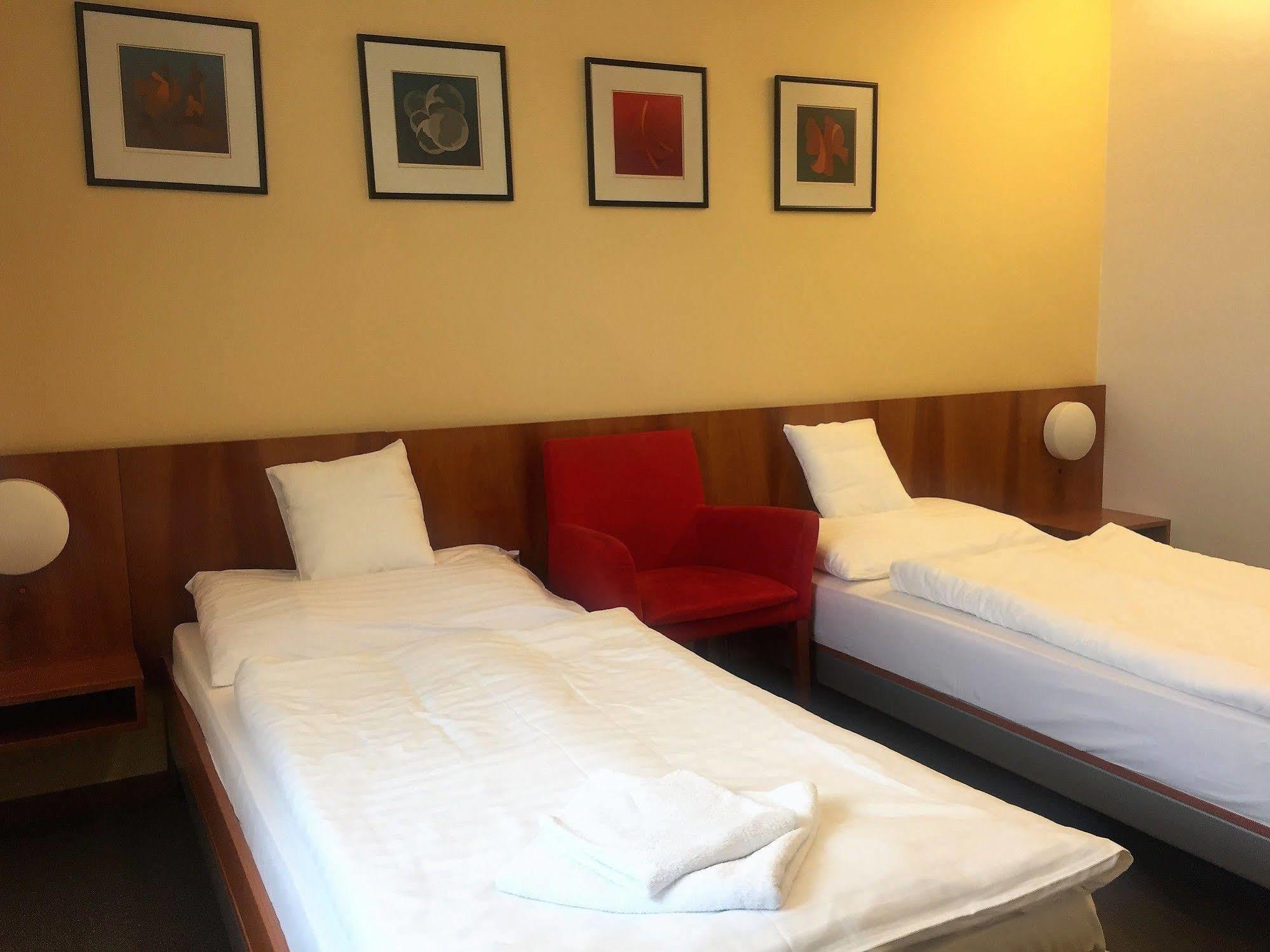 Hotel Maxim Svaty Jur Bagian luar foto