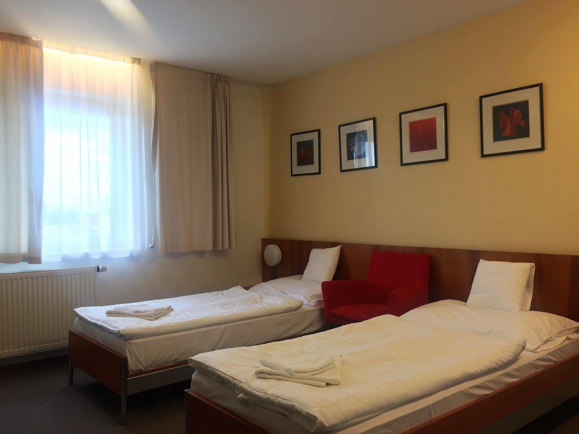 Hotel Maxim Svaty Jur Bagian luar foto