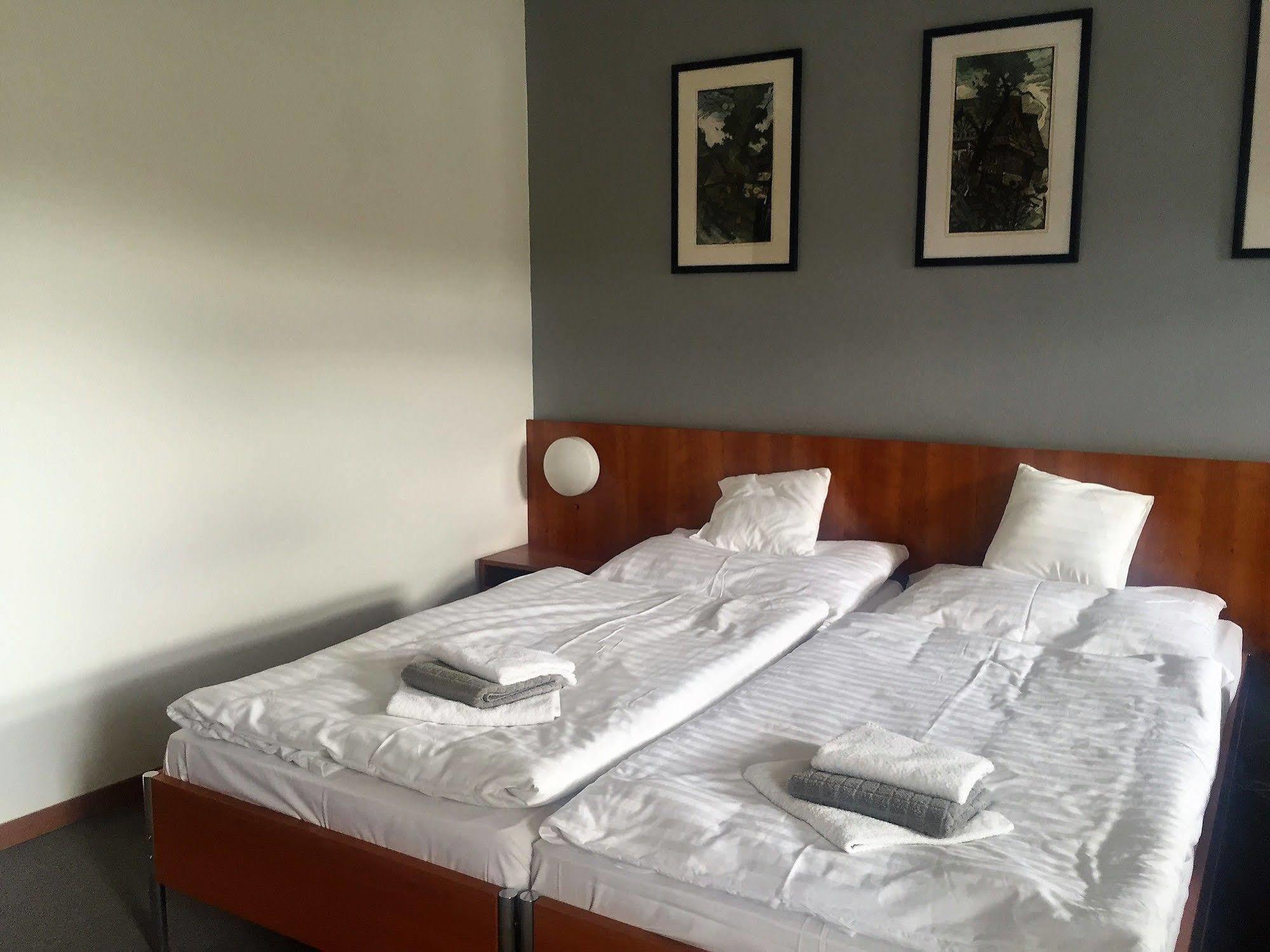 Hotel Maxim Svaty Jur Bagian luar foto