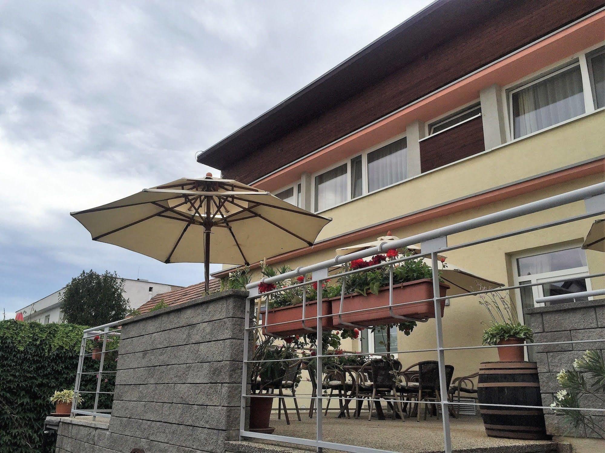 Hotel Maxim Svaty Jur Bagian luar foto