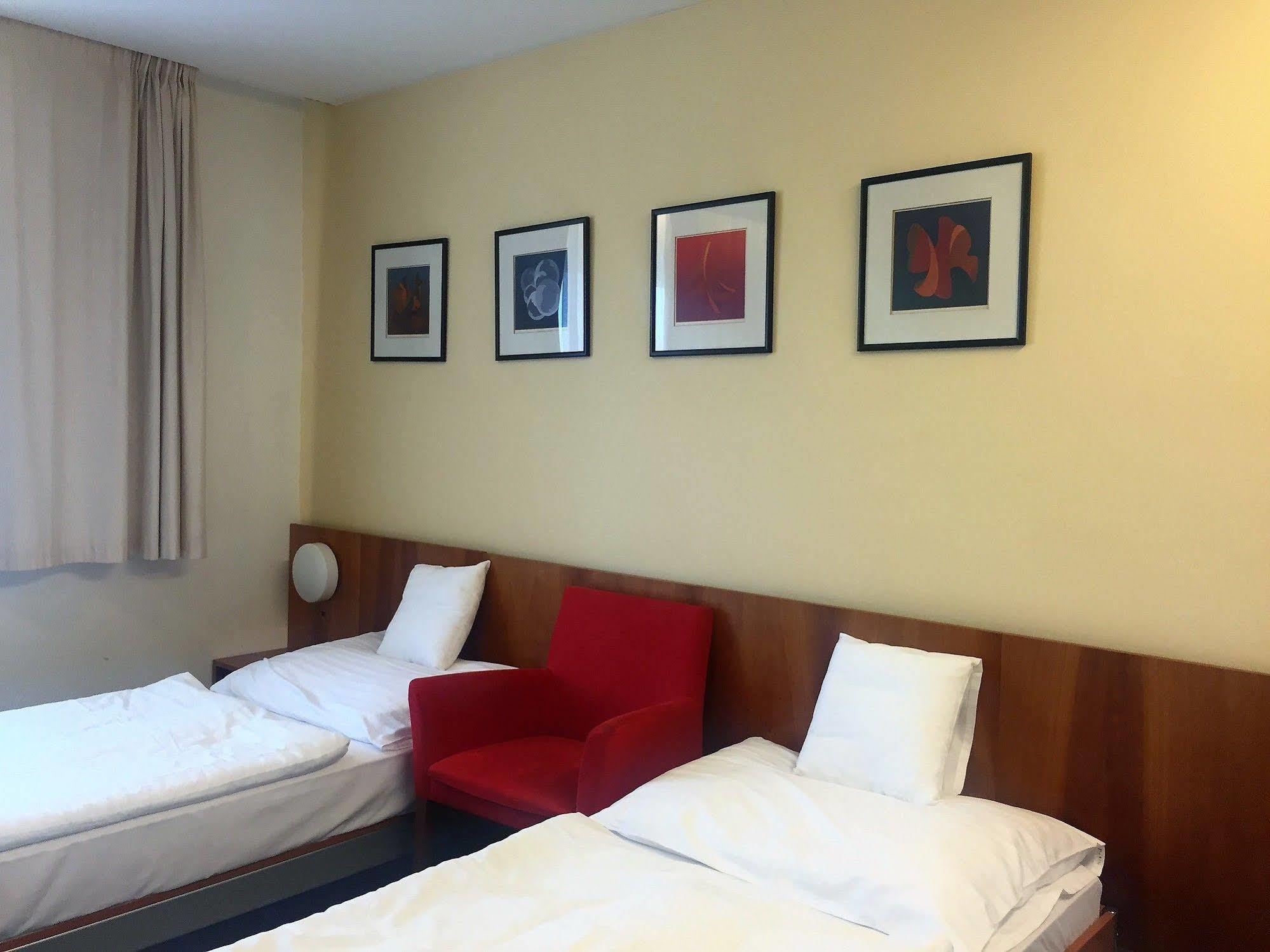 Hotel Maxim Svaty Jur Bagian luar foto