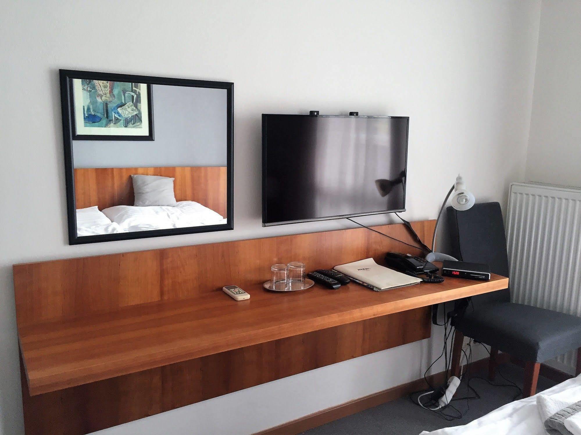Hotel Maxim Svaty Jur Bagian luar foto