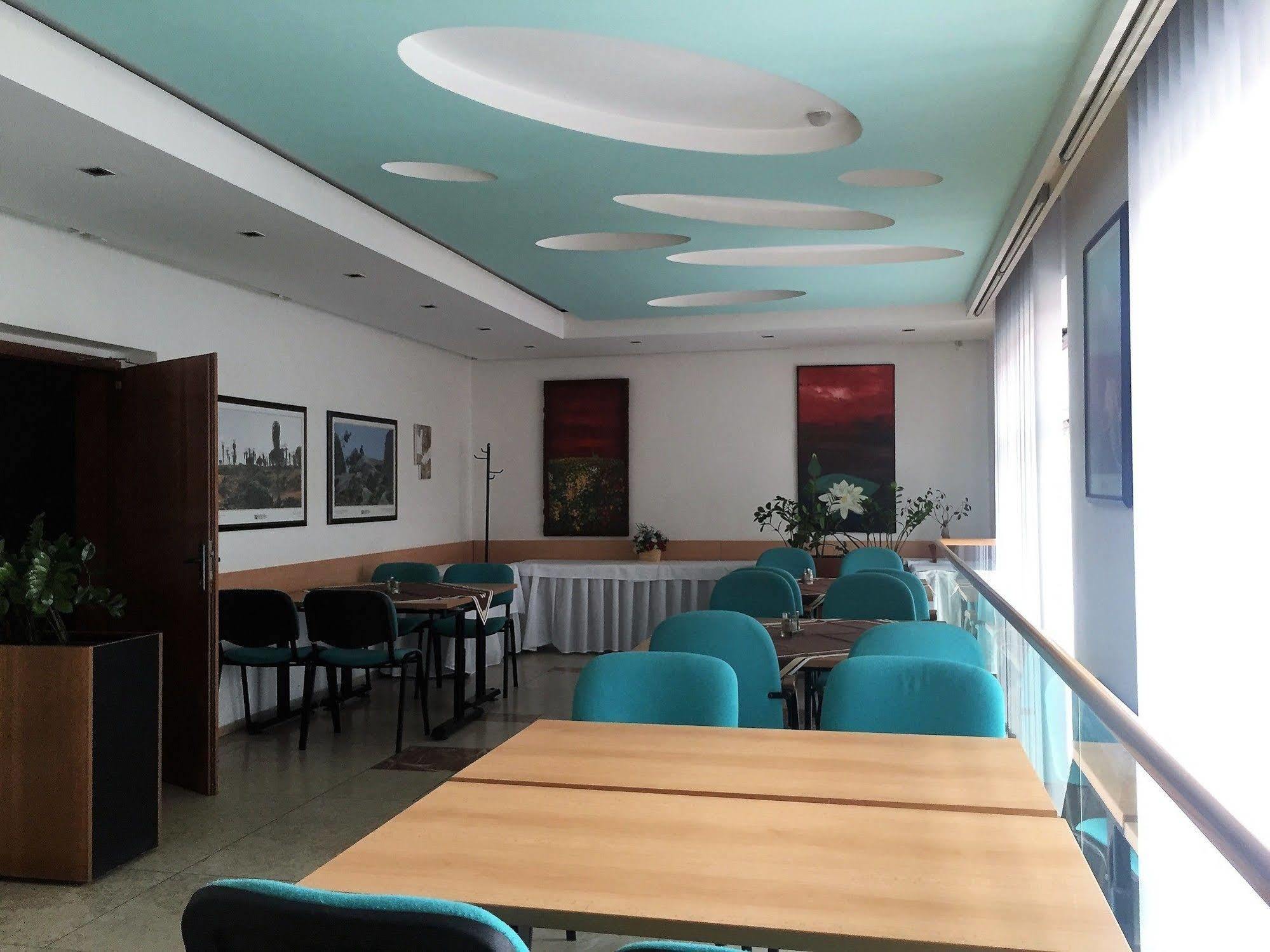 Hotel Maxim Svaty Jur Bagian luar foto