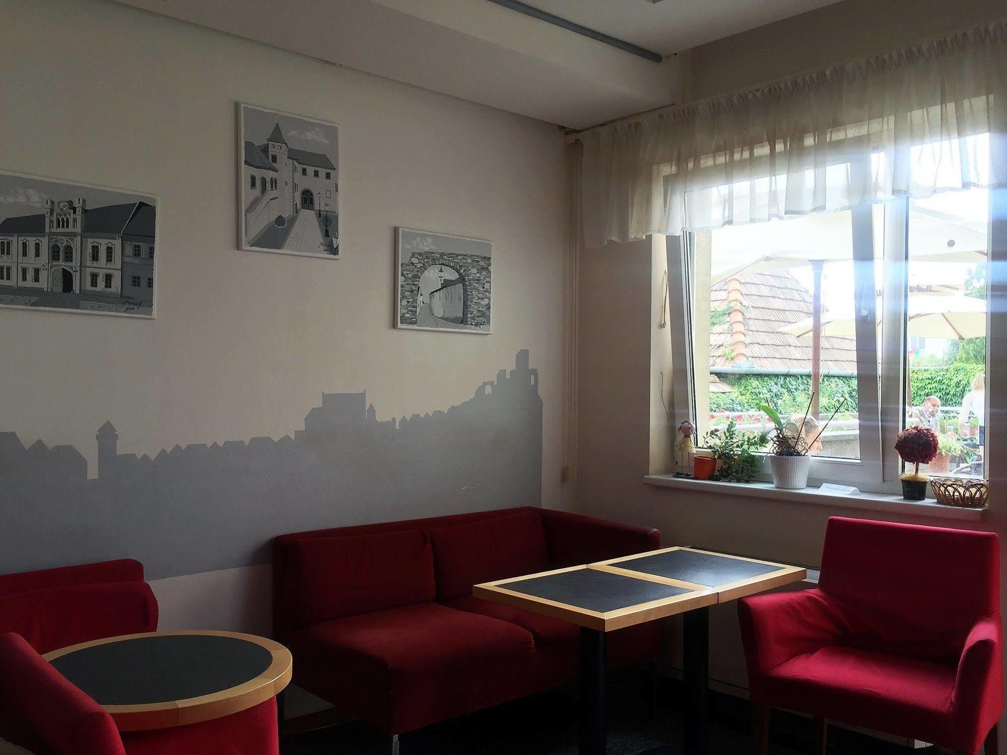 Hotel Maxim Svaty Jur Bagian luar foto